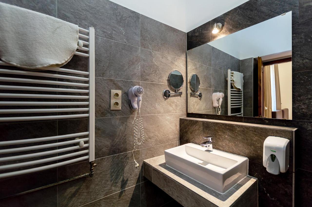 Ven Diofa De Lux Panzio Bed and Breakfast Szeged Eksteriør billede